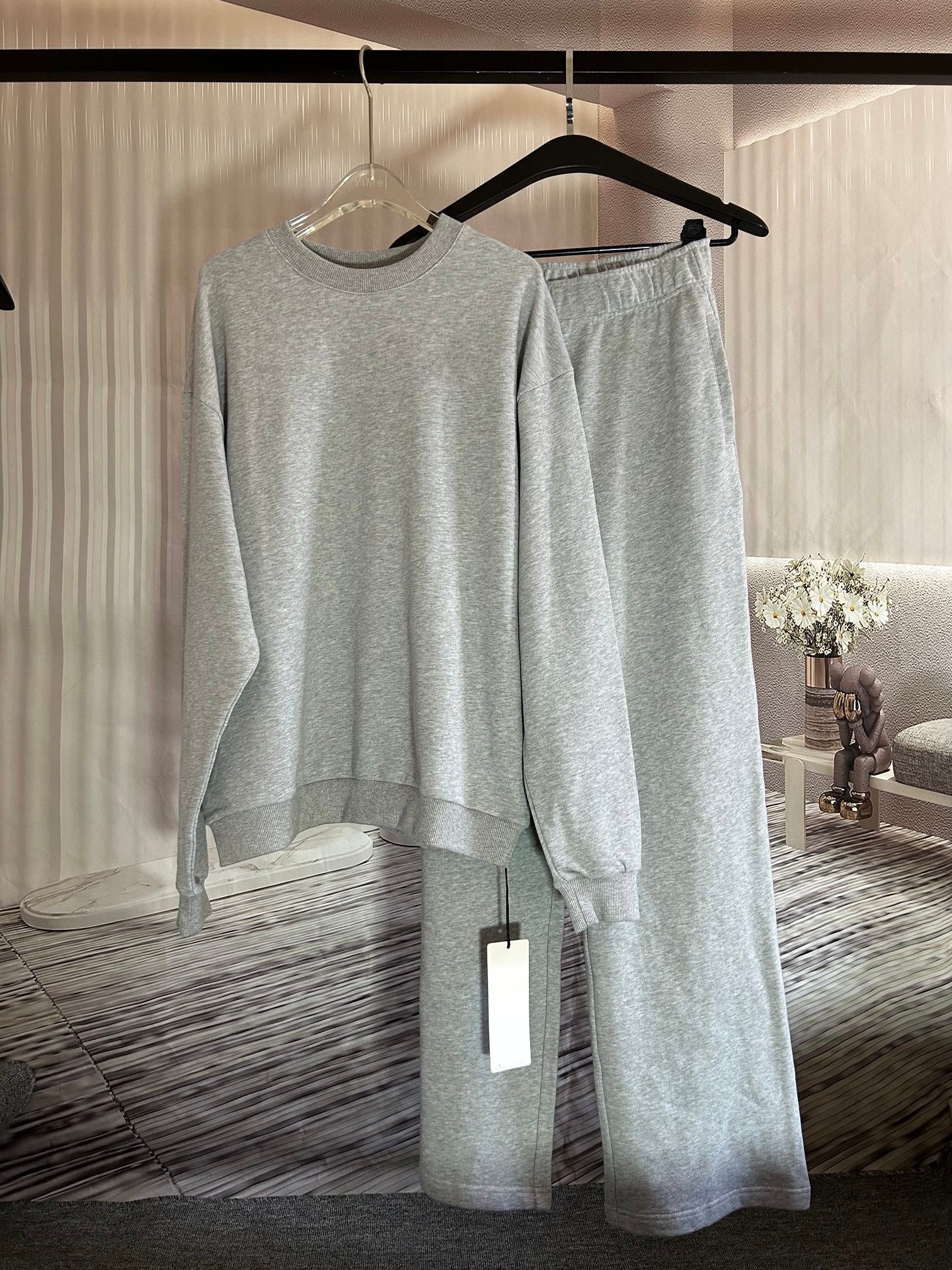 1537# A Women Sport Set