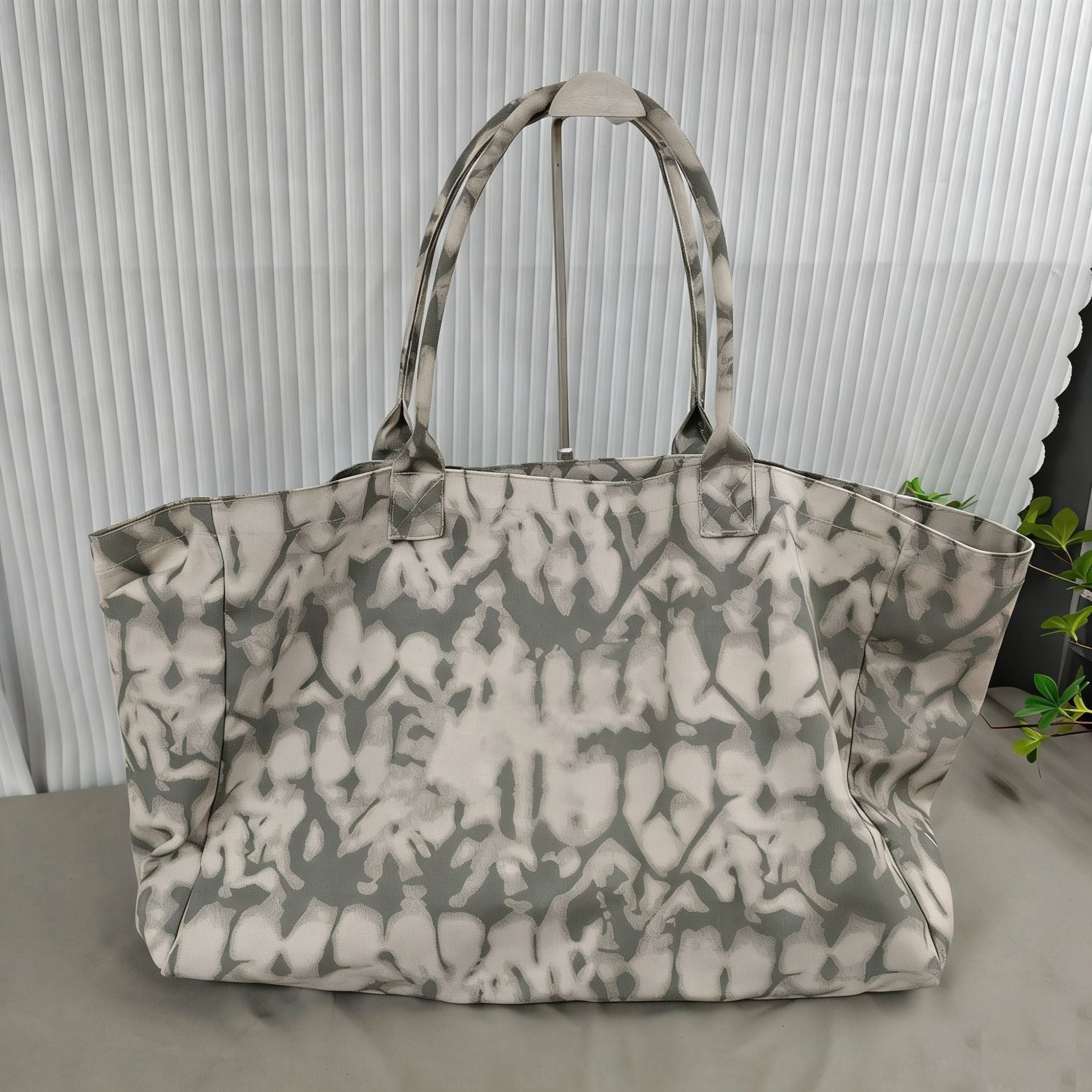 2214# A Large Capactiy Tote Bag