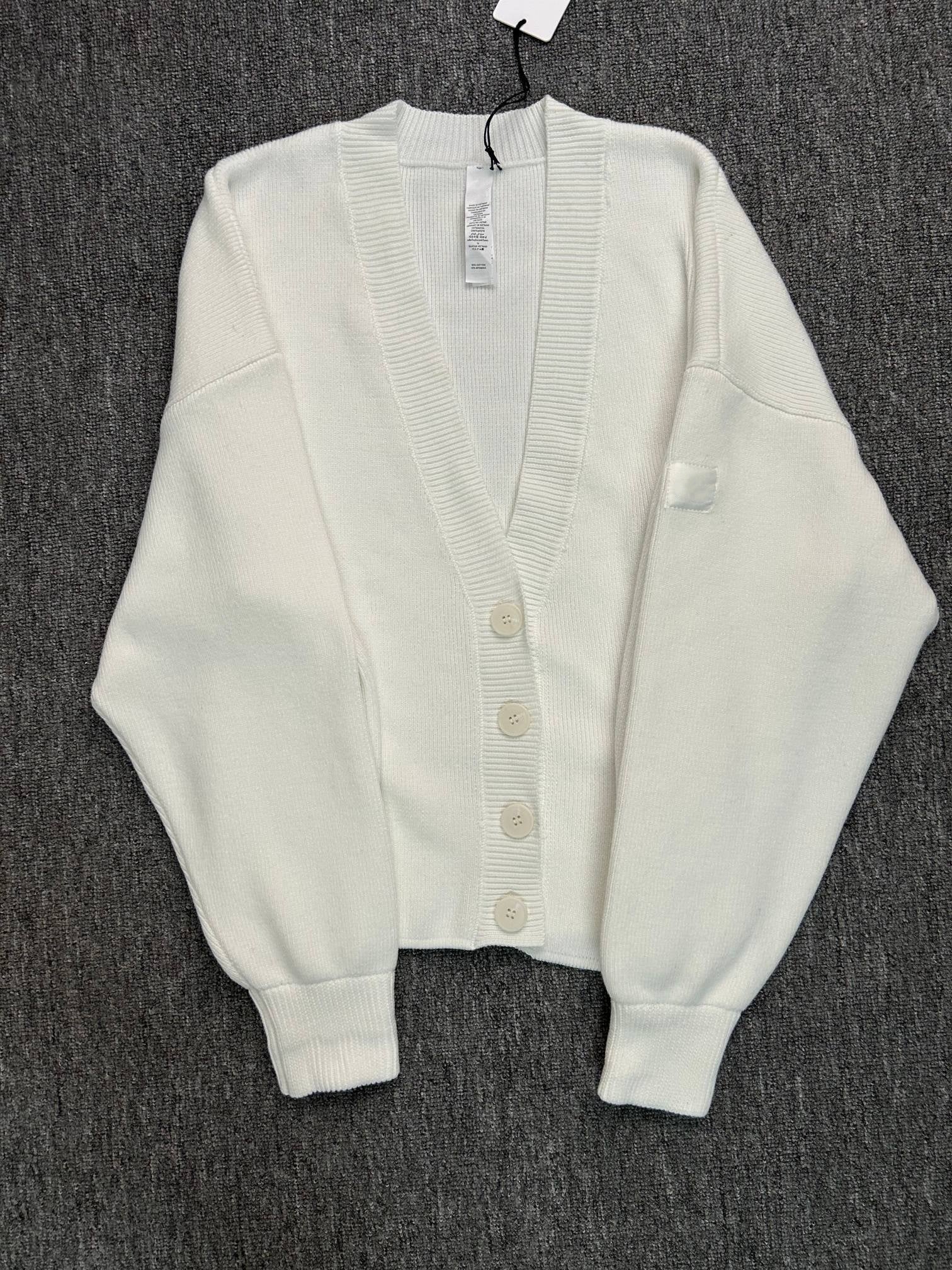 1423# A Women Sweater Coat